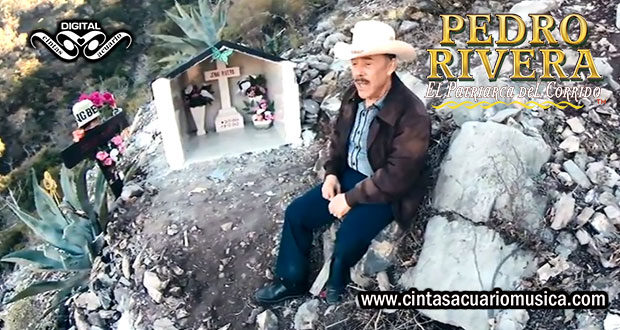 Pedro Rivera cantando en la tumba de Jenni Rivera