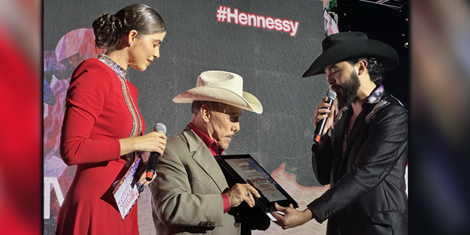 Don Pedro Rivera recibe el reconocimiento a su hija Jenni Rivera en Soy Grupero